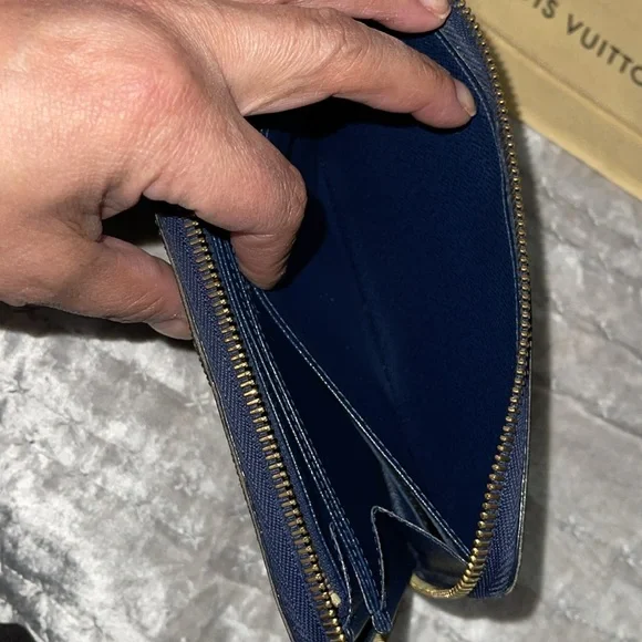 Louis Vuitton Damier Payette wallet excellent condition.. Size 7 1/2 x 4 inches - Picture 12 of 16